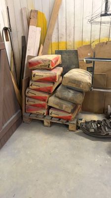 une pile de boîtes et d'autres objets dans une pièce