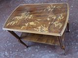 une table en bois ornée d'un motif floral