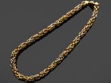 un collier à chaîne en or sur fond noir