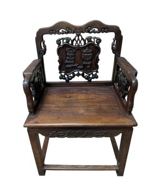 une chaise en bois posée sur un fond blanc