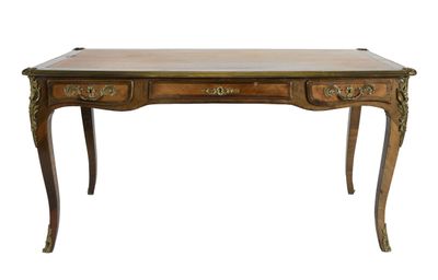 un bureau en bois surmonté de deux tiroirs