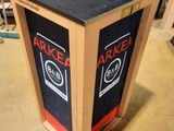 une boîte en carton sur laquelle est collée une étiquette noire et rouge