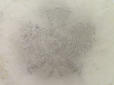 un dessin représentant un blason surmonté d'une couronne