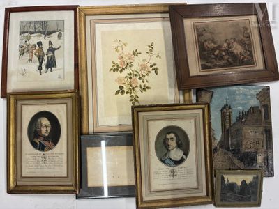 de nombreuses photos encadrées d'hommes et de femmes accrochées au mur