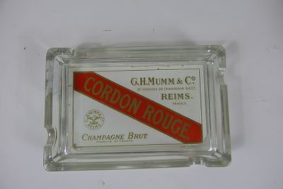 un ancien étui à cigarettes en verre sur lequel est apposée une étiquette