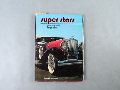 un gros plan d'un livre posé sur une table, avec une voiture à l'arrière-plan