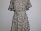 une photo d'une robe sur un présentoir pour mannequin