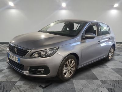 la voiture argentée est garée sur un sol en damier dans le garage