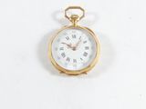 une montre de poche en or avec des chiffres romains