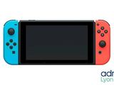 Nintendo Switch Lite avec des manettes bleues et rouges et un écran noir