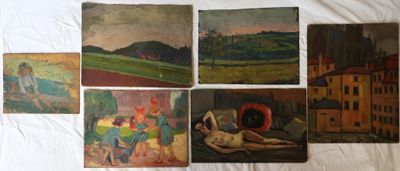six tableaux posés sur un lit recouvert d'une couette blanche
