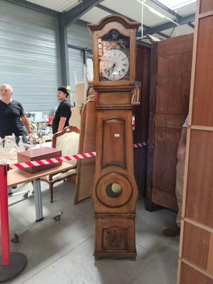 une horloge de parquet placée au milieu d'une pièce