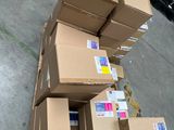 plusieurs cartons sont empilés les uns sur les autres dans un entrepôt