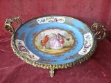 une assiette bleue sur laquelle est représenté un homme et une femme