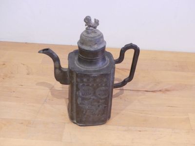 CHINE - XIXe siècle Théière en métal à décor incisé d'animau…
