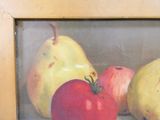 un tableau représentant des poires, des pommes et une tomate, dans un cadre en bois