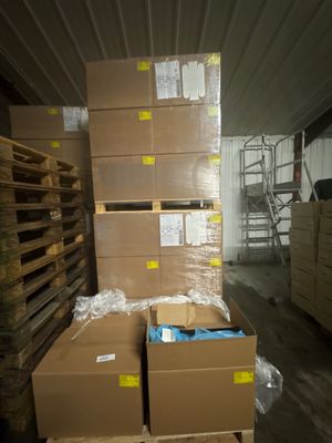 de nombreux cartons empilés les uns sur les autres dans un entrepôt
