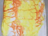 une photo d'une peinture jaune et orange sur une feuille de papier