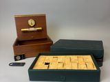 une image représentant une boîte en bois contenant une montre et une boîte contenant une montre