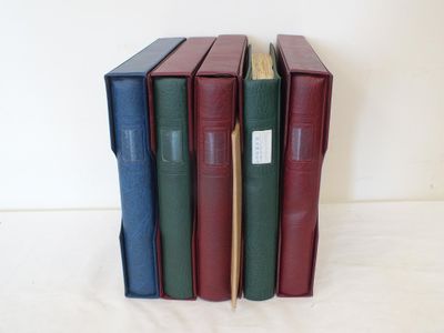 plusieurs livres sont empilés sur une surface blanche