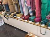 de nombreux parapluies de toutes les couleurs exposés dans un magasin