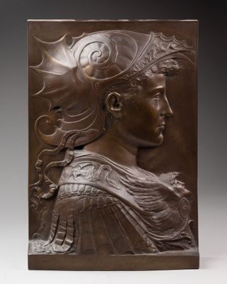 une plaque en bronze représentant une femme coiffée d'une coiffe