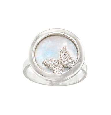une image représentant une bague en or blanc avec un papillon au centre