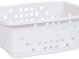 panier en plastique blanc avec des trous sur le dessus