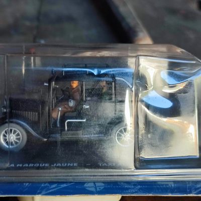 une voiture jouet posée sur une table