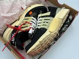 une boîte contenant une paire de baskets