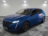 une voiture bleue est garée sur le sol à carreaux d'un garage