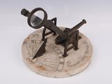 un petit objet métallique muni d'une loupe