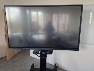 un téléviseur à écran plat posé sur un support dans une pièce