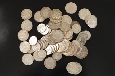 une pile de pièces d'argent sur une surface noire