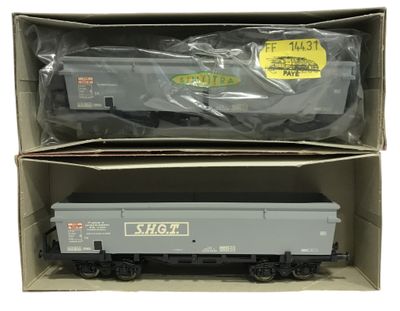 deux boîtes contenant chacune un wagon différent, posées sur une surface blanche