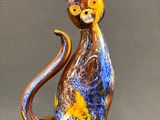 une figurine de chat colorée posée sur une table
