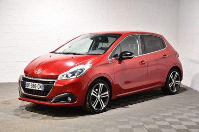 la voiture rouge est garée dans le garage sur le sol en damier