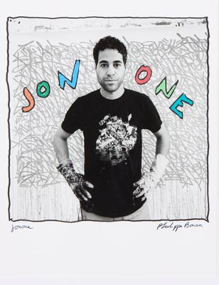 une photo en noir et blanc d'un homme portant un t-shirt et des gants