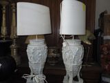 deux lampes posées sur une table