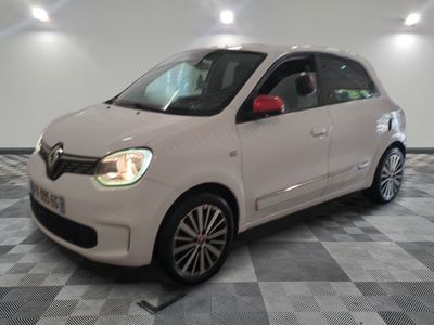 la photo d'une voiture blanche garée dans un garage