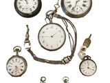 de nombreux modèles différents de montres de poche sur fond blanc