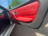 l'intérieur d'une voiture dont la porte est ouverte et la poignée de porte déverrouillée