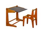un petit bureau et une chaise en bois avec un plateau noir