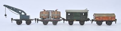 un petit train miniature équipé d'une grue sur le côté
