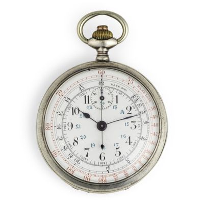 une montre de poche en argent sur fond blanc