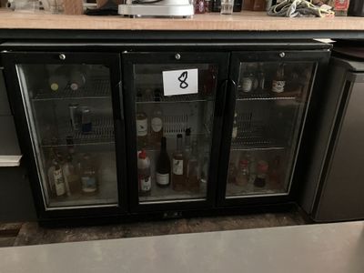 un réfrigérateur qui contient beaucoup de bouteilles