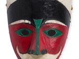 une image d'un masque en bois sur fond blanc