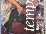 une photo d'un livre sur laquelle figure une femme assise sur un canapé