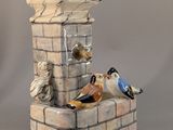 beaucoup d'oiseaux perchés au sommet d'une tour en briques