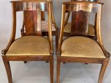 paire de chaises Art déco en noyer avec assises rembourrées de cuir